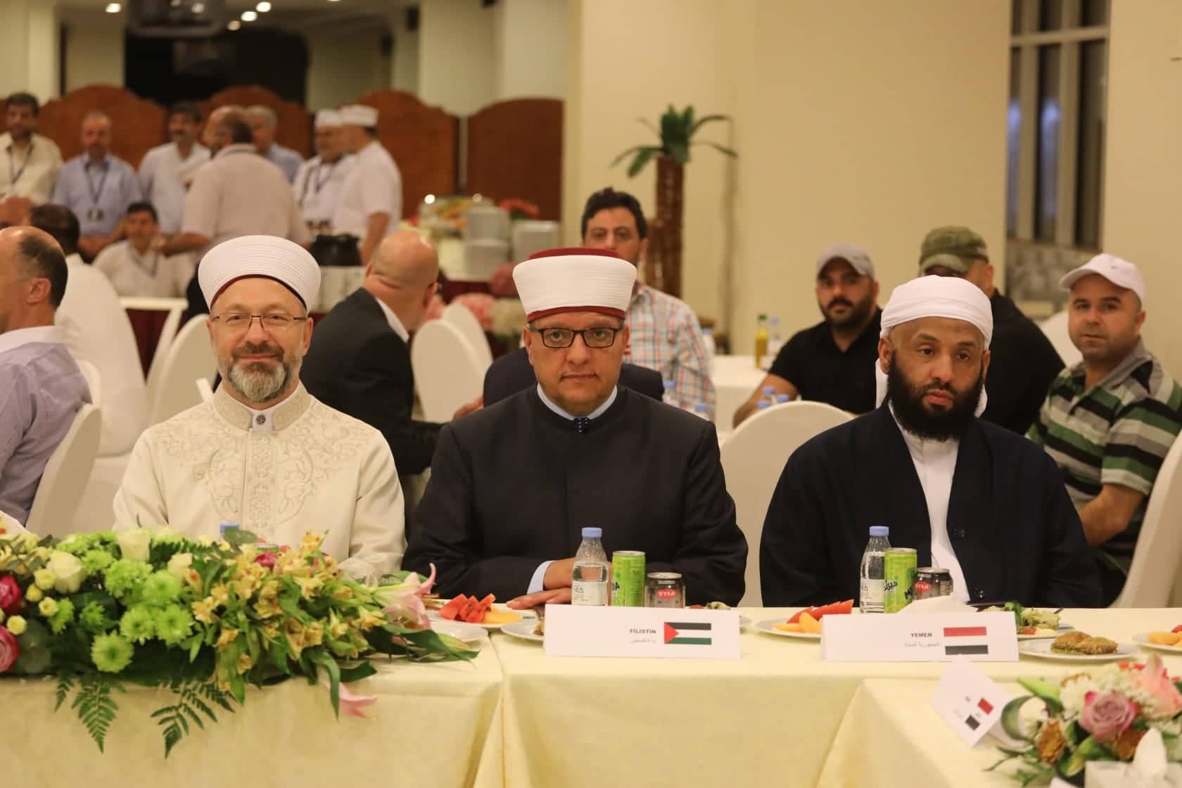 البكري خلال مشاركته في حفل معايدة نظمته بعثة الحج التركية